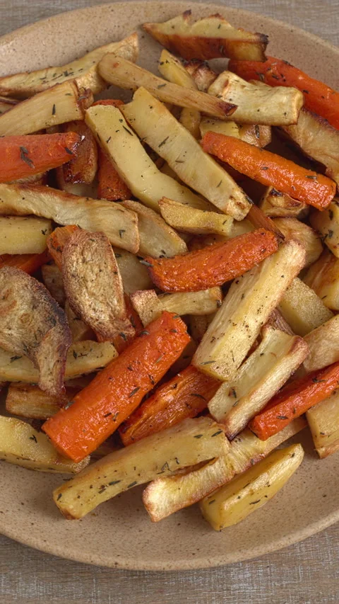 Rotating platter of roasted parsnip and carrot roots with honey and thyme. Video stock 325868748