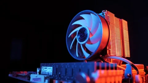 Rotating processor CPU fan installed on the motherboard on a black background Vidéo 107004223