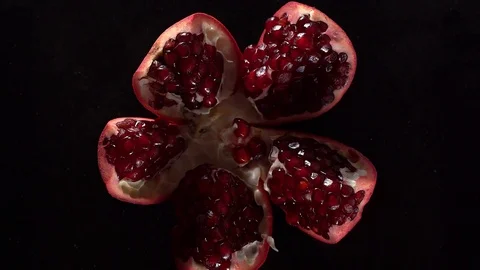 Rotating ripe red garnet closeup. Видео 69947600