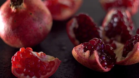 Rotating ripe red garnet closeup. Видео 69951122