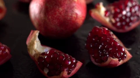 Rotating ripe red garnet closeup. Vídeos de archivo 69955140