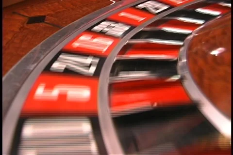 Rotating roulette wheel low angle ECU Vídeo Stock 109050