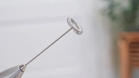 Rotating round ring for whipping milk, cappuccino machine 動画素材 321418536