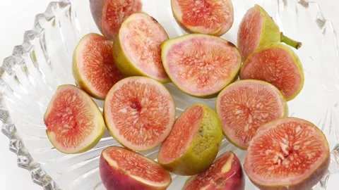 Rotating shot of fig slices placed in a glass bowl Stock-Footage 148215833