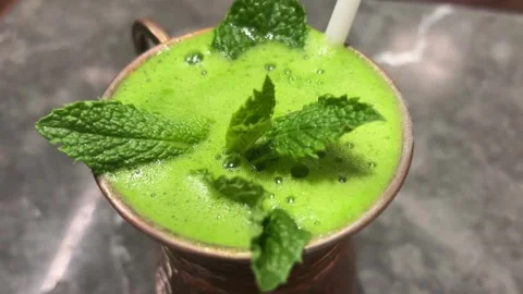 Rotating Shot of Green Mocktail with Mint Leaves Vídeos de archivo 333131452
