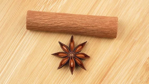 Rotating Single Star Anise And Cinnamon Stick On Wooden Board Vídeo Stock 331382523