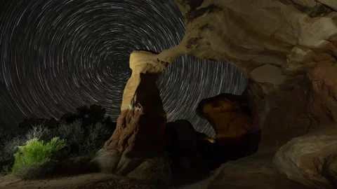 Rotating star trails at Metate Arch in Escalante, Utah Vidéo 136888971