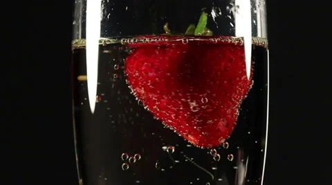 Rotating strawberry in champagne Vídeo Stock 37064720