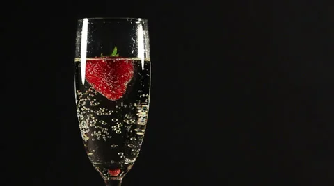 Rotating strawberry in champagne Vídeo Stock 37064824