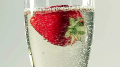 Rotating strawberry in champagne Vídeo Stock 37065105
