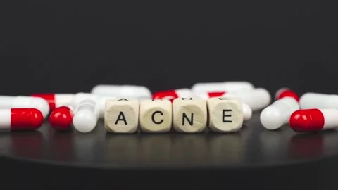 On a rotating surface lie capsules and cubes with the inscription - Acne 動画素材 204877068