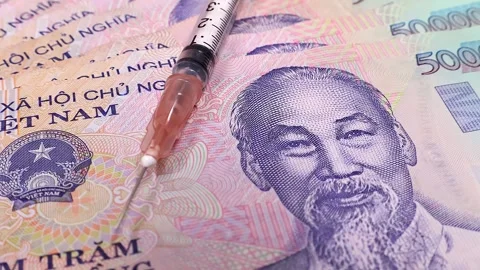 Rotating syringe with new sample of five hundred vietnamese dong bills. Stock Footage 294593420