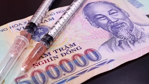 Rotating syringe with new sample of five hundred vietnamese dong bills. Stock Footage 294595419
