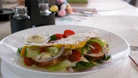 Rotating Taco Wrap with Fresh Vegetables on White Plate Vídeos de archivo 332342053