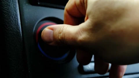 Rotating the temperature knob and fan operating mode on the instrument panel  库存影片 165894885