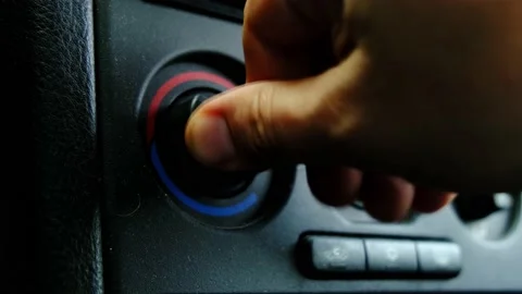 Rotating the temperature knob on the instrument panel in an old car. 库存影片 167218081