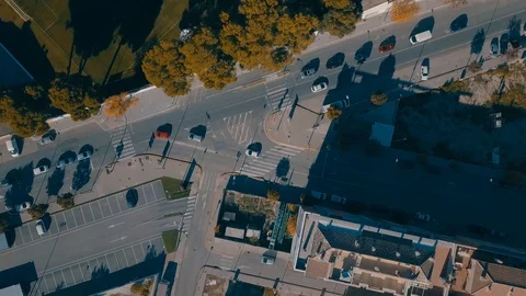 Rotating Top Down Aerial View of Intersecting Roads and City Traffic Vidéo 99253732