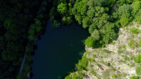 Rotating Top Down of Lake in the Middle of the Black Forest on the Mountain  Vídeo Stock 129333375