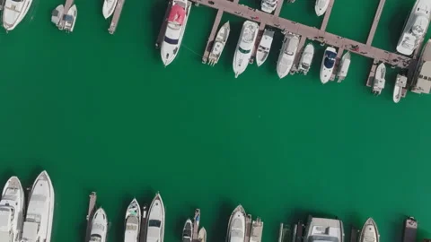 Rotating top down shot of yachts parked in the Pearl in Qatar. Vídeo Stock 175662034
