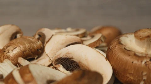 Rotating Of Uncooked Fresh Raw Sliced Royal Champignon Mushrooms On A White Plat Vídeos de archivo 128626909