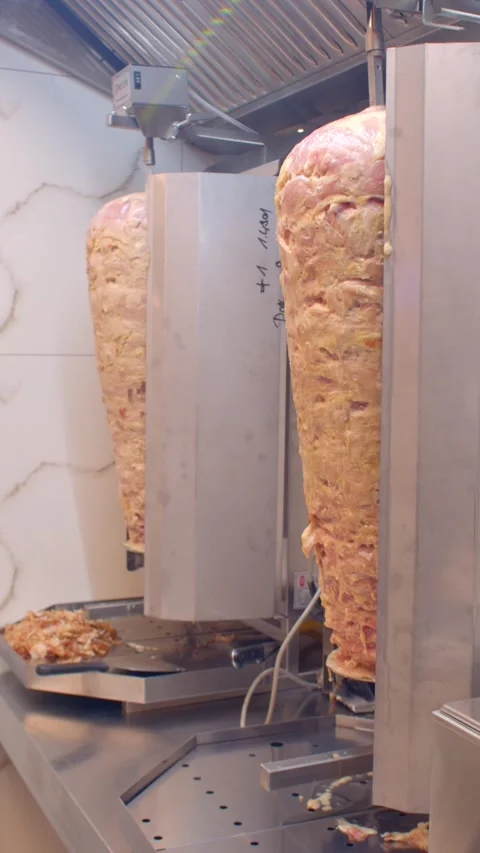 Rotating vertical meat cones on stainless gyro grills in commercial kitchen 库存影片 336534282