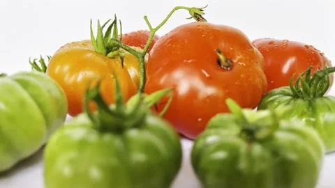 Rotating view of heirloom tomatoes Video stock 328572009
