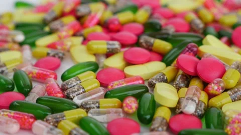 Rotating view of mixed capsules and tablets with white background Video stock 147700555