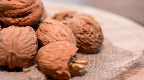 Rotating walnuts video (loopable) Vídeos de archivo 33757325