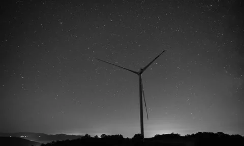 Rotating Windmill and Meteor Shower Timelapse - Starry Night Sky with Milky Way Vídeos de archivo 330493015