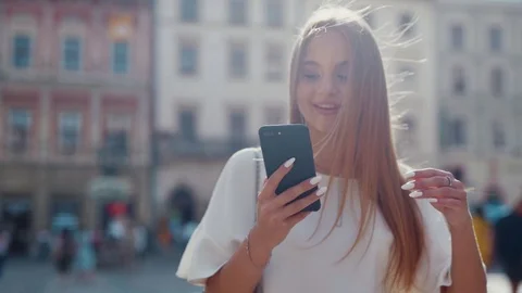Rotation close up view of pretty young Caucasian woman in the middle of the city Stock Footage 112673186