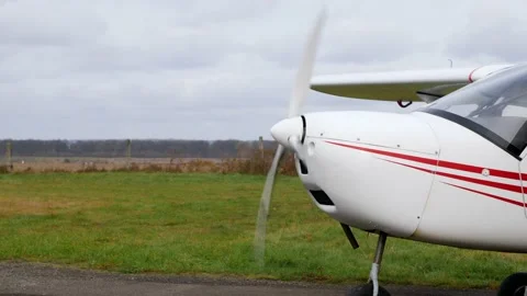 Rotation of the engine propeller of a single-engine private aircraft. Video stock 201506753