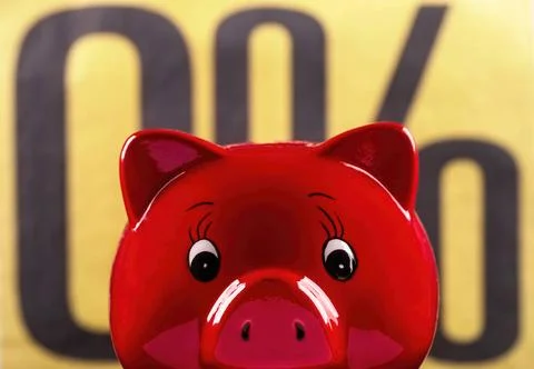 Rotes Sparschwein mit Null Prozent Zeichen Ein rotes Sparschwein steht vor... Stock Photos