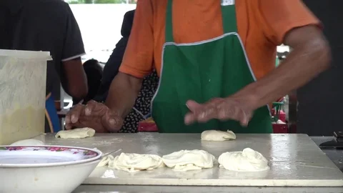 Roti Canai or Paratha maker at his stall. Stockbeeldmateriaal 77236042