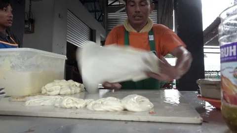 Roti Canai or Paratha maker at his stall. Stockbeeldmateriaal 77253095
