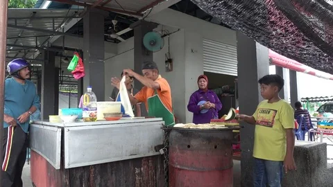 Roti Canai or Paratha maker at his stall. Stockbeeldmateriaal 77253537