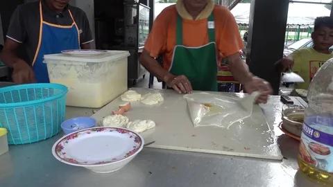 Roti Canai or Paratha maker at his stall. Stockbeeldmateriaal 77253960
