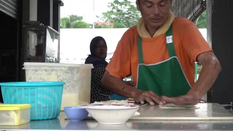 Roti Canai or Paratha maker at his stall. Stockbeeldmateriaal 77254657