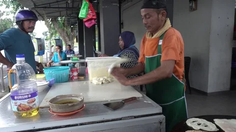Roti Canai or Paratha maker at his stall. Stockbeeldmateriaal 77254675