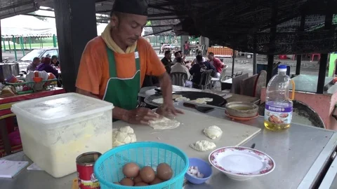 Roti Canai or Paratha maker at his stall. Stockbeeldmateriaal 77254783