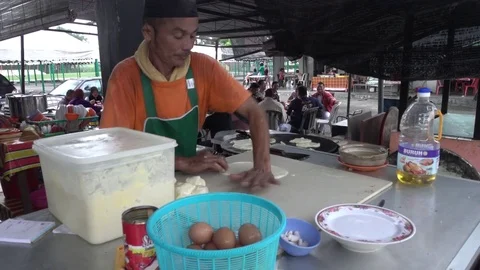 Roti Canai or Paratha maker at his stall. Stockbeeldmateriaal 77254786