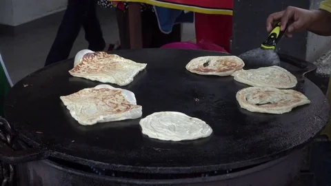 Roti Canai or Paratha maker at his stall. Stockbeeldmateriaal 77261196