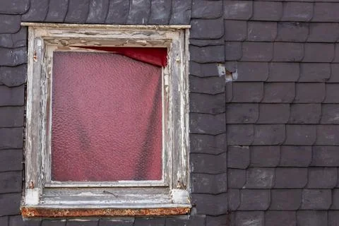 Rotten slate cladding facade with windows and white frames needs slate cladding Stock-Fotos