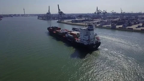 Rotterdam Aerials Container ship sailing to the docks with cranes Stockbeeldmateriaal 72787168