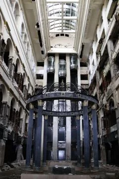 Rotunda in the main hall with elevators of a dilapidated abandoned hotel Foto stock