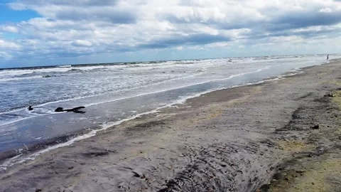Rough Atlantic beach 3 people 库存影片 254879703