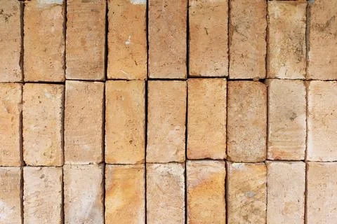 Rough brick wall Spherical in shape with alternating directions of pavers ,.. Stockfoto's