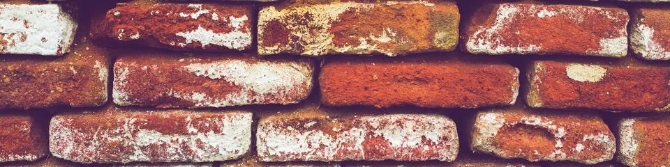 Rough brickwork with large gaps between the bricks. 库存照片