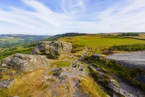 Rough footpath weaves across Baslow Edge in Derbyshire. Stockfoto's