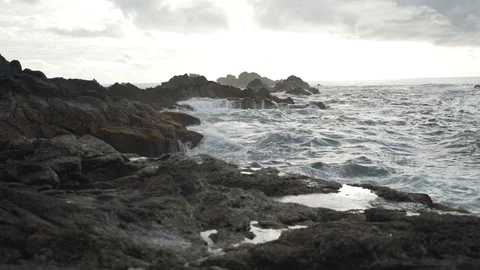 Rough Frothy Waves Agains Brown Rocks 動画素材 117275771