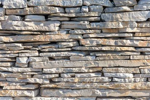 Rough Gray Stone Wall With Irregular Rocks For Rustic Masonry And Exterior Foto stock